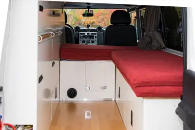 Land Rover Defender 110 SW 2.4 TDi — Véhicule d'expédition robuste, moteur diesel fiable — vista posteriore