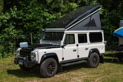 Land Rover Defender 110 SW 2.4 TDi — Véhicule d'expédition robuste, moteur diesel fiable — vista esterna