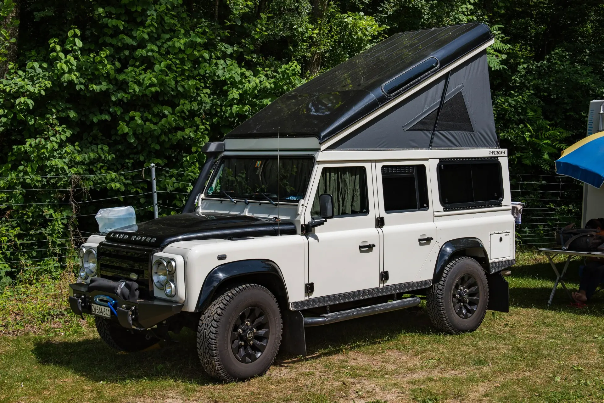 Land Rover Defender 110 SW 2.4 TDi — Véhicule d'expédition robuste, moteur diesel fiable — vista esterna