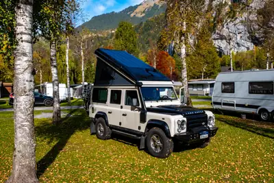 Land Rover Defender 110 SW 2.4 TDi — Véhicule d'expédition robuste, moteur diesel fiable — fianco