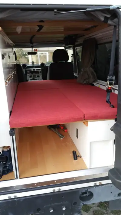 Land Rover Defender 110 SW 2.4 TDi — Véhicule d'expédition robuste, moteur diesel fiable — dettaglio