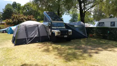 Land Rover Defender 110 SW 2.4 TDi — Véhicule d'expédition robuste, moteur diesel fiable — Miniatura 7