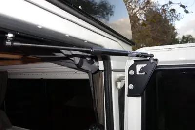 Land Rover Defender 110 SW 2.4 TDi — Véhicule d'expédition robuste, moteur diesel fiable — Miniatura 11