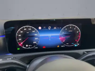 Mercedes-Benz Classe A 180 AMG Line — Compacte sportive, hybride léger et très faible kilométrage — Miniature 11