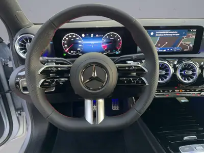 Mercedes-Benz Classe A 180 AMG Line — Compacte sportive, hybride léger et très faible kilométrage — Miniature 10