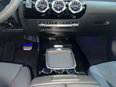 Mercedes-Benz Classe A 180 AMG Line — Compacte sportive, hybride léger et très faible kilométrage — Miniature 14