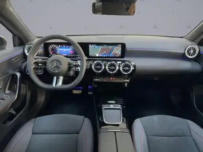 Mercedes-Benz Classe A 180 AMG Line — Compacte sportive, hybride léger et très faible kilométrage — Miniature 13