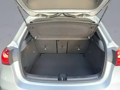Mercedes-Benz Classe A 180 AMG Line — Compacte sportive, hybride léger et très faible kilométrage — Miniature 18
