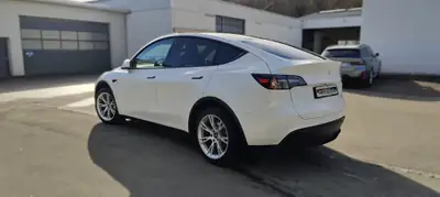 Tesla Model Y Long Range — SUV électrique spacieux, 32 000 km seulement — côté