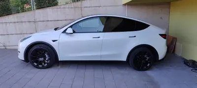 Tesla Model Y Long Range — SUV électrique spacieux, 32 000 km seulement — tableau de bord