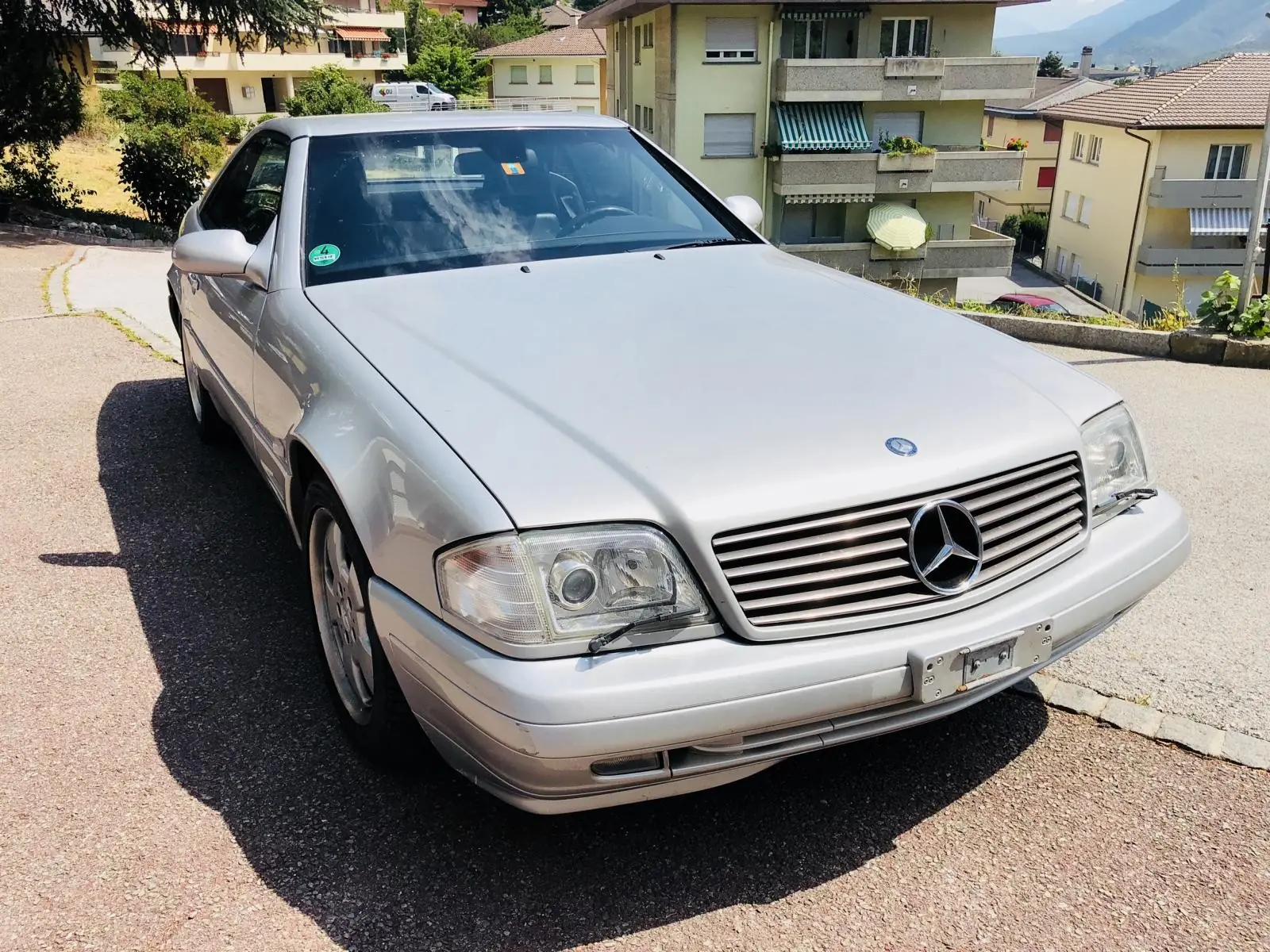 Mercedes-Benz SL 500 — Roadster légendaire, motorisation V8 puissante et élégance intemporelle — vista esterna