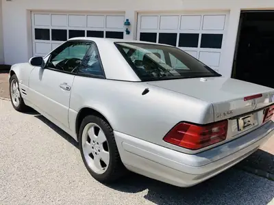 Mercedes-Benz SL 500 — Roadster légendaire, motorisation V8 puissante et élégance intemporelle — vista posteriore