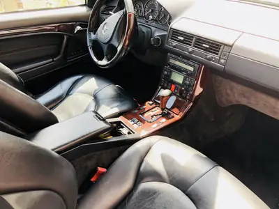 Mercedes-Benz SL 500 — Roadster légendaire, motorisation V8 puissante et élégance intemporelle — cruscotto