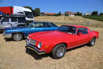 Chevrolet Camaro 1976 — Coupé muscle car mythique, 165 ch, rouge éclatant — Außenansicht