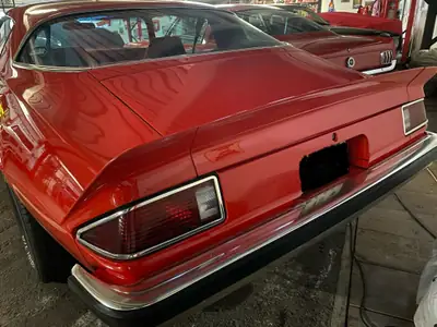 Chevrolet Camaro 1976 — Coupé muscle car mythique, 165 ch, rouge éclatant — Seitenansicht