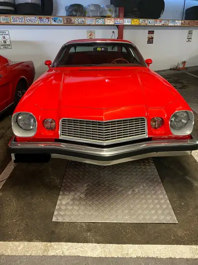 Chevrolet Camaro 1976 — Coupé muscle car mythique, 165 ch, rouge éclatant — Armaturenbrett