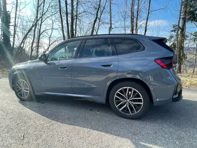 BMW iX1 xDrive 30 M Sport — SUV électrique performant, 33 800 km seulement — Heckansicht