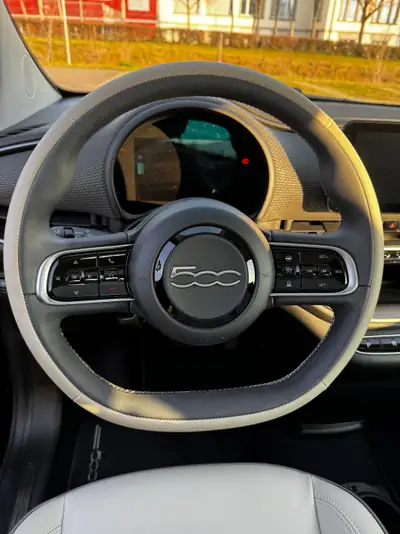 Fiat 500 Electric La Prima 2022 — Citadine électrique compacte, 40 500 km seulement — détail