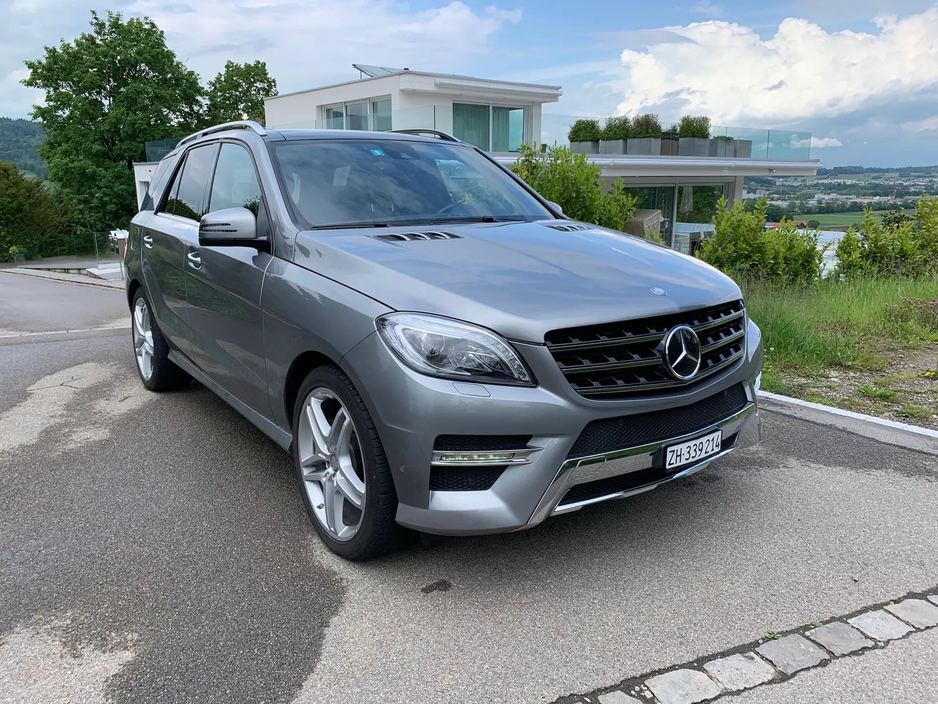Mercedes-Benz ML 350 BlueTEC — SUV premium diesel 4×4, cuir et toit panoramique — vue extérieure