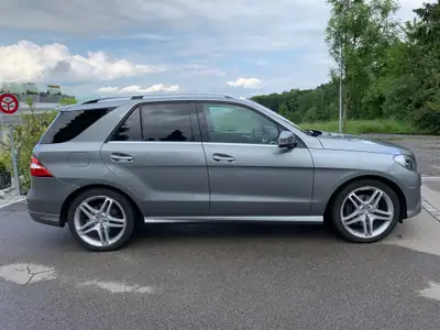 Mercedes-Benz ML 350 BlueTEC — SUV premium diesel 4×4, cuir et toit panoramique — côté