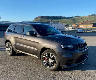 Jeep Grand Cherokee SRT 6.4 V8 — Muscle SUV américain, 468 ch, entretien complet — vue extérieure