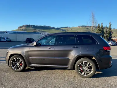 Jeep Grand Cherokee SRT 6.4 V8 — Muscle SUV américain, 468 ch, entretien complet — intérieur
