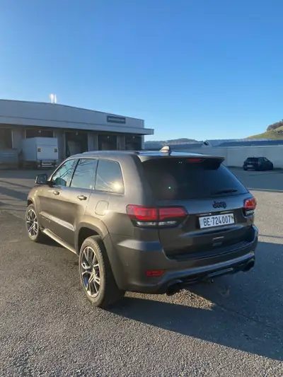 Jeep Grand Cherokee SRT 6.4 V8 — Muscle SUV américain, 468 ch, entretien complet — détail