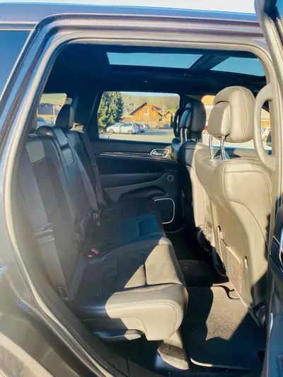 Jeep Grand Cherokee SRT 6.4 V8 — Muscle SUV américain, 468 ch, entretien complet — Miniature 8