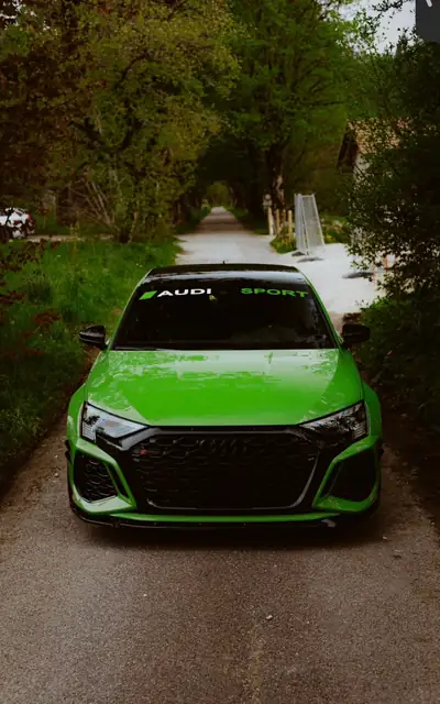 Audi RS3 Limousine 2.5 TSI quattro — 400 ch, transmission S-tronic, berline sportive premium — côté