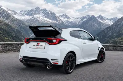 Toyota GR Yaris 1.6 GR Sport — 280 ch, performance pure et design agressif — side view