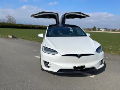 Tesla Model X Maximale Reichweite — SUV électrique 562 ch, autonomie exceptionnelle — dashboard
