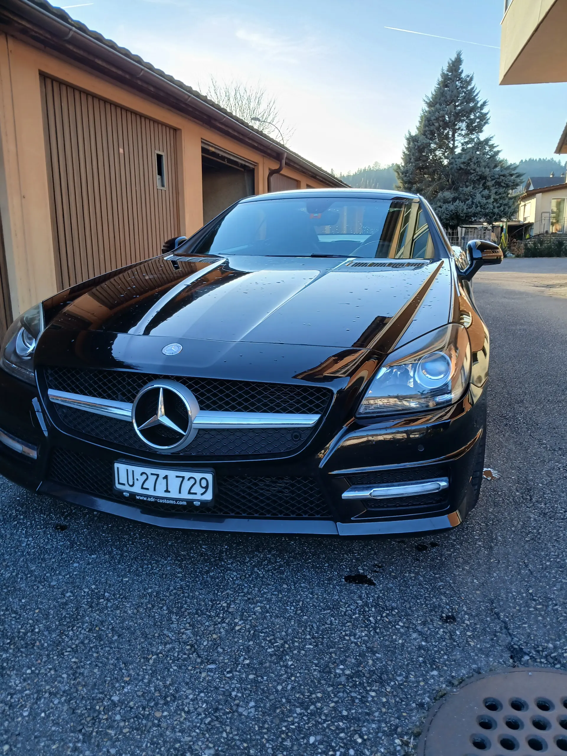 Mercedes-Benz SLK 200 — Cabriolet sportif AMG Line, 84'000 km, noir élégant — vue extérieure