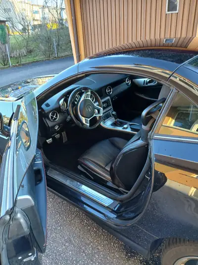 Mercedes-Benz SLK 200 — Cabriolet sportif AMG Line, 84'000 km, noir élégant — tableau de bord