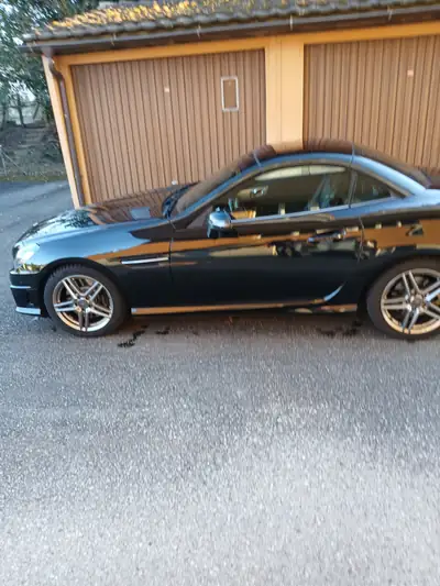 Mercedes-Benz SLK 200 — Cabriolet sportif AMG Line, 84'000 km, noir élégant — intérieur