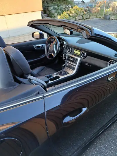 Mercedes-Benz SLK 200 — Cabriolet sportif AMG Line, 84'000 km, noir élégant — Miniature 11