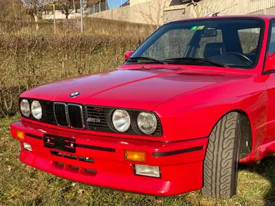 BMW M3 E30 1989 — Légende sportive rouge, 54 500 km, boîte manuelle — vista posteriore