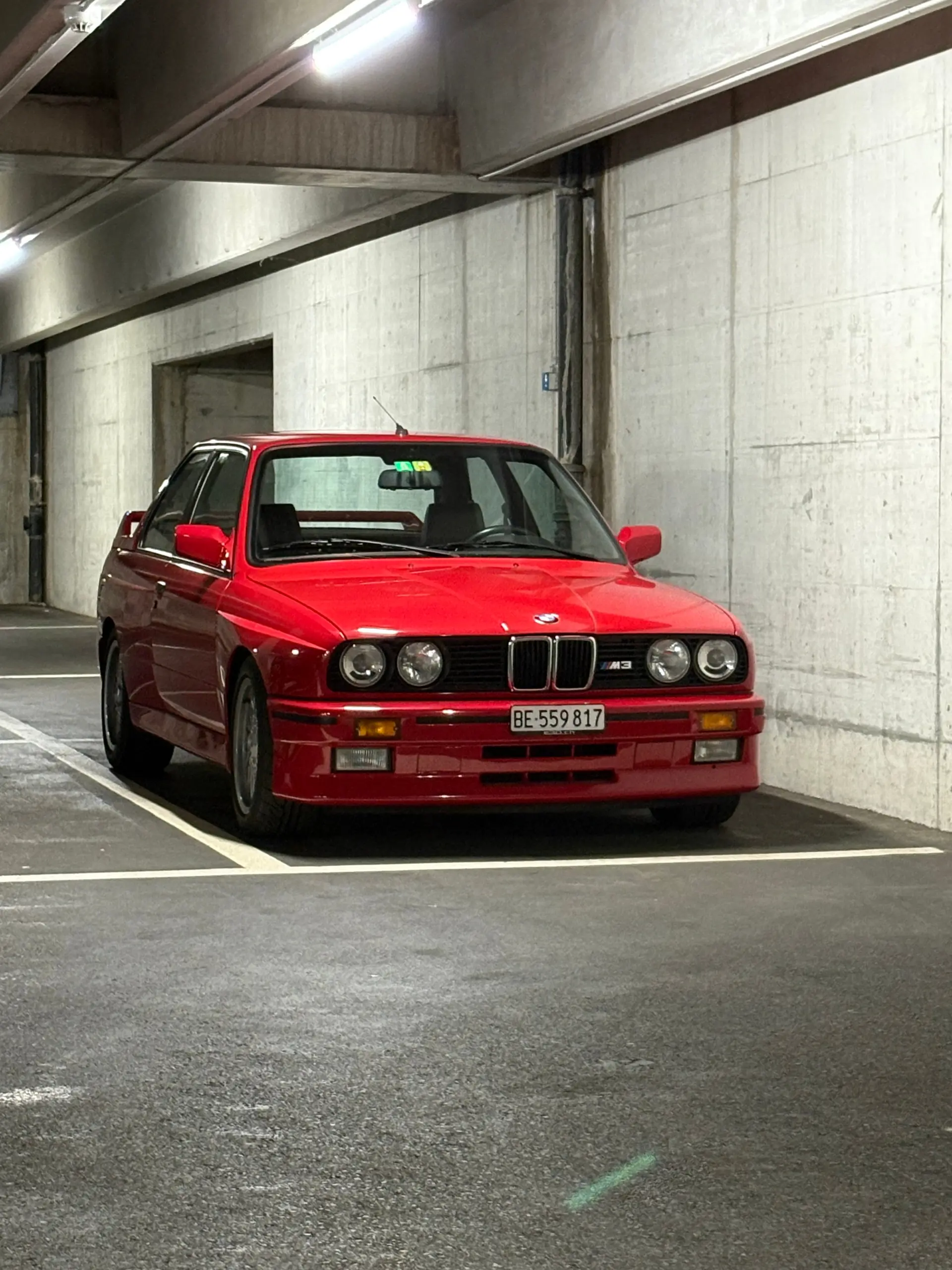 BMW M3 E30 1989 — Légende sportive rouge, 54 500 km, boîte manuelle — vista esterna