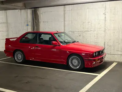 BMW M3 E30 1989 — Légende sportive rouge, 54 500 km, boîte manuelle — fianco
