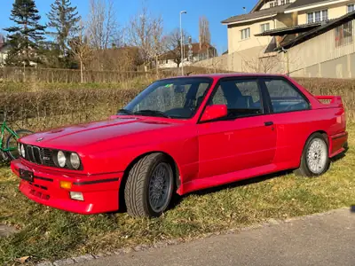 BMW M3 E30 1989 — Légende sportive rouge, 54 500 km, boîte manuelle — cruscotto