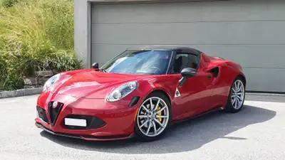 Alfa Romeo 4C Spider 1750 TBi — Roadster légendaire, package carbone complet, première main — arrière