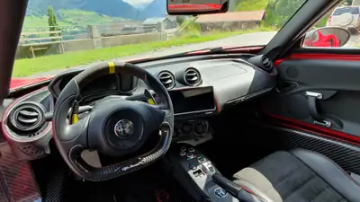 Alfa Romeo 4C Spider 1750 TBi — Roadster légendaire, package carbone complet, première main — tableau de bord