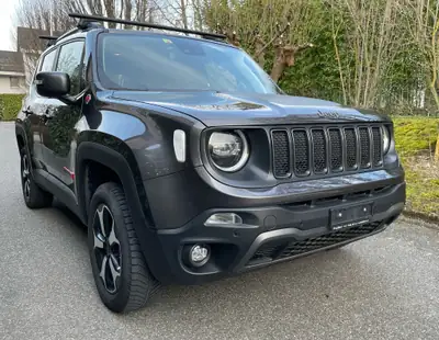 Jeep Renegade Trailhawk AWD — SUV compact aventurier avec boîte 9 rapports — côté