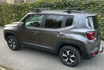 Jeep Renegade Trailhawk AWD — SUV compact aventurier avec boîte 9 rapports — vue extérieure