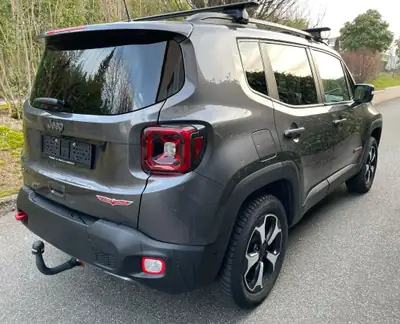 Jeep Renegade Trailhawk AWD — SUV compact aventurier avec boîte 9 rapports — arrière