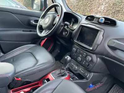 Jeep Renegade Trailhawk AWD — SUV compact aventurier avec boîte 9 rapports — détail