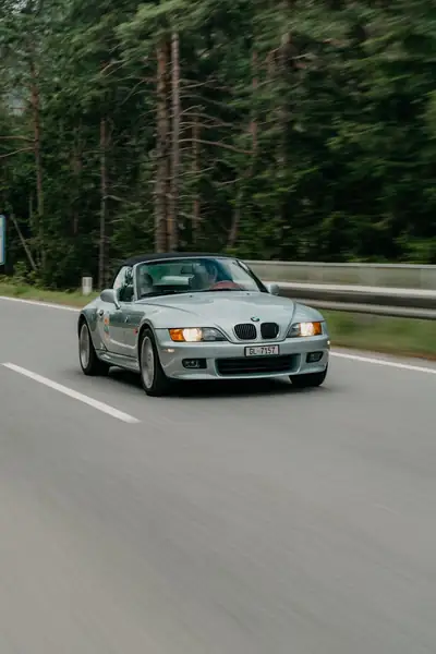 BMW Z3 2.8i Roadster — Cabriolet sportif des années 90, 192 ch et intérieur rouge — vista esterna