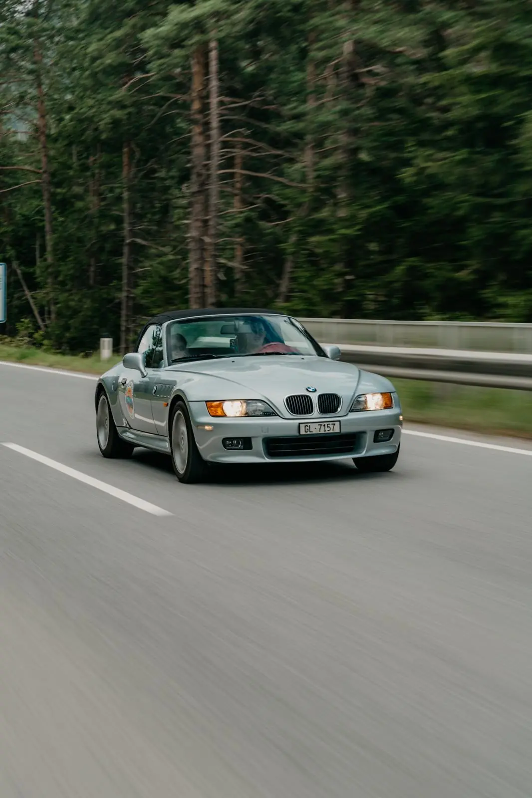 BMW Z3 2.8i Roadster — Cabriolet sportif des années 90, 192 ch et intérieur rouge — vista esterna