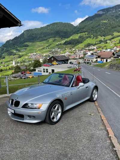 BMW Z3 2.8i Roadster — Cabriolet sportif des années 90, 192 ch et intérieur rouge — vista posteriore