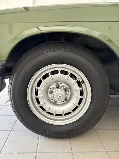 Mercedes-Benz SL 380 — Roadster mythique 1984, 16500 km seulement, version US rare — Miniatura 9
