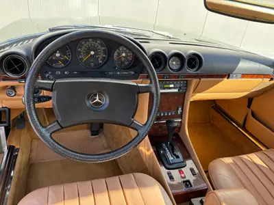Mercedes-Benz SL 380 — Roadster mythique 1984, 16500 km seulement, version US rare — Miniatura 18